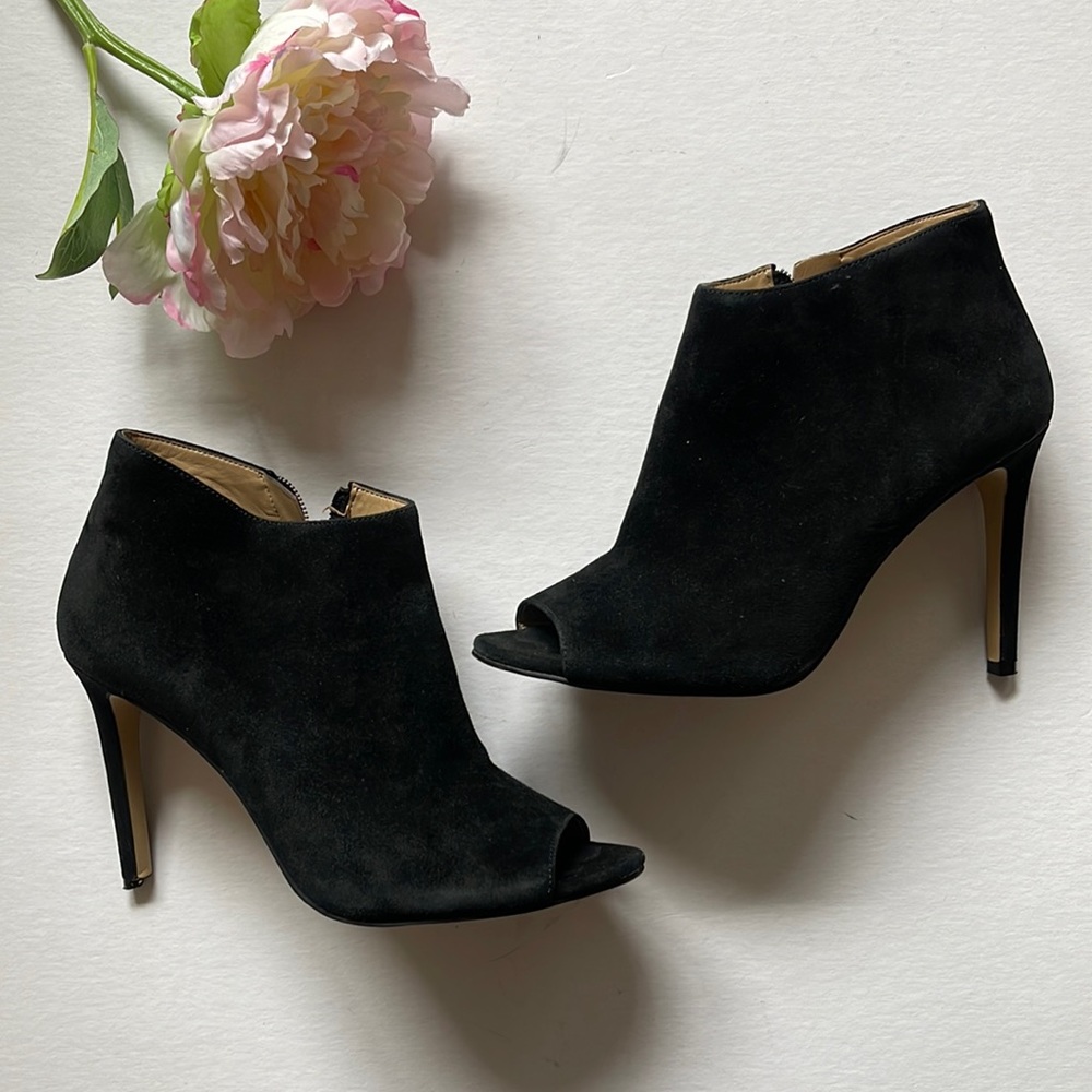 Amm Taylor Black Leather Suede Peep Toe Zipper Short Heel Ankle Booties, Size 7